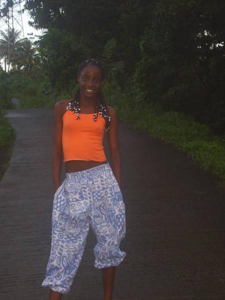 salut elle c'est une negresse que j'aime beaucoup bin laisser des com!!!!!